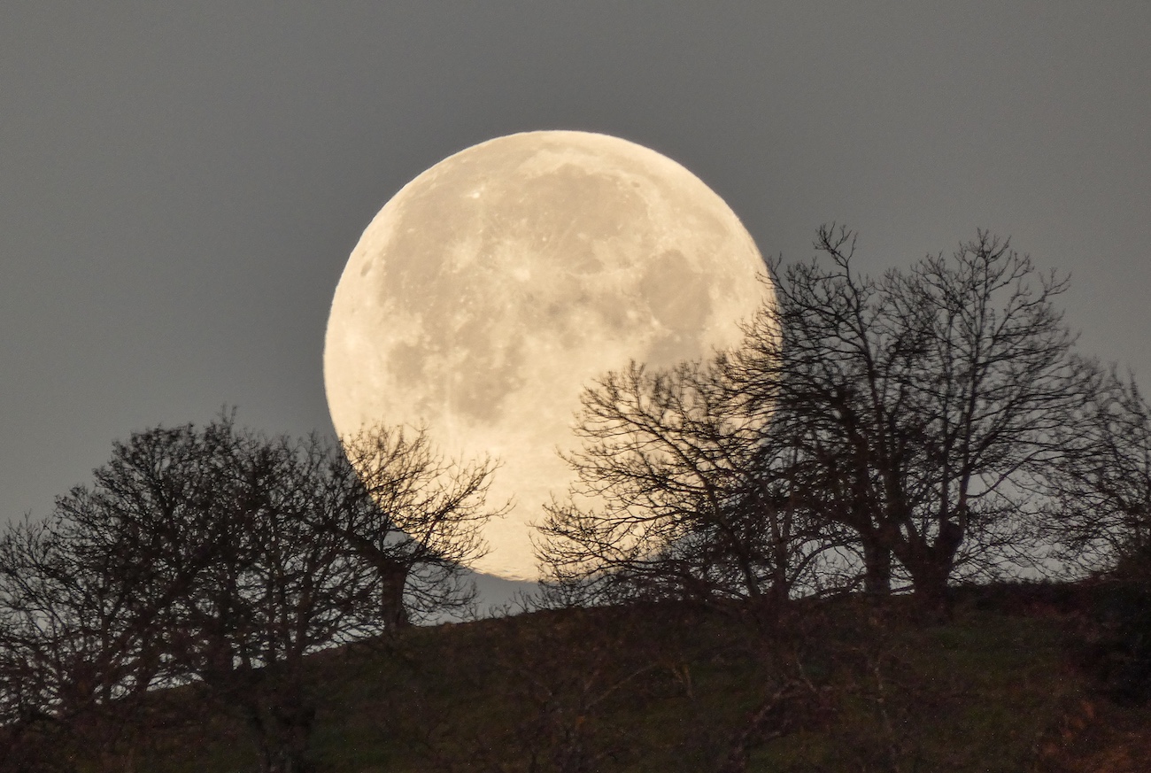 Foto de la Luna ocultándose detrás de la Sierra de las Nieves, Málaga