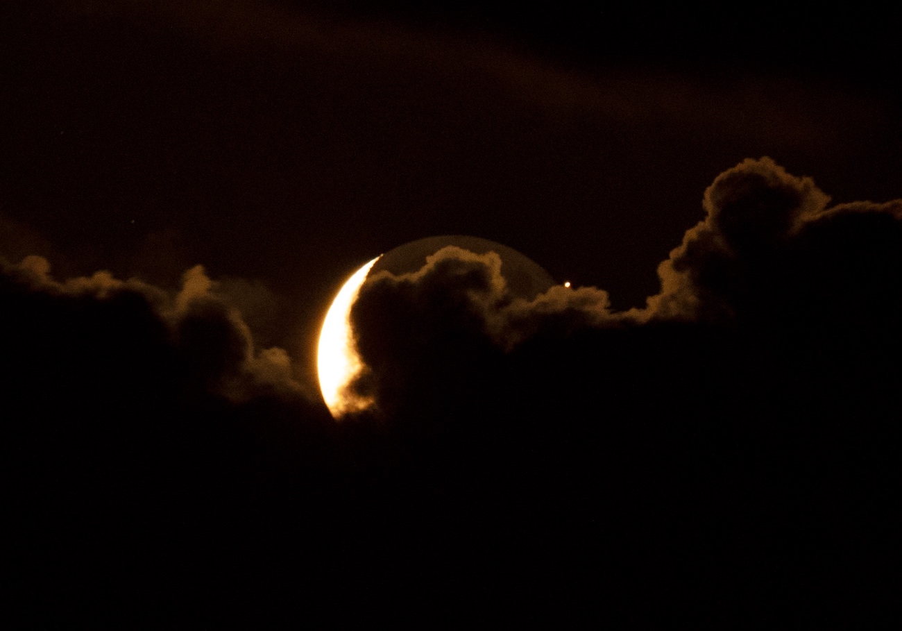 La salida de la Luna y Marte fotografiada desde Victoria, Canadá