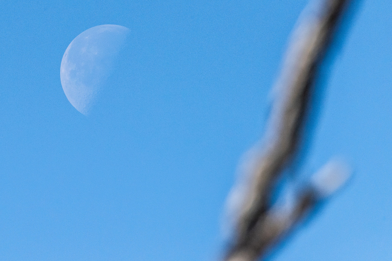 Foto de la Luna tomada desde Huntington Beach, California
