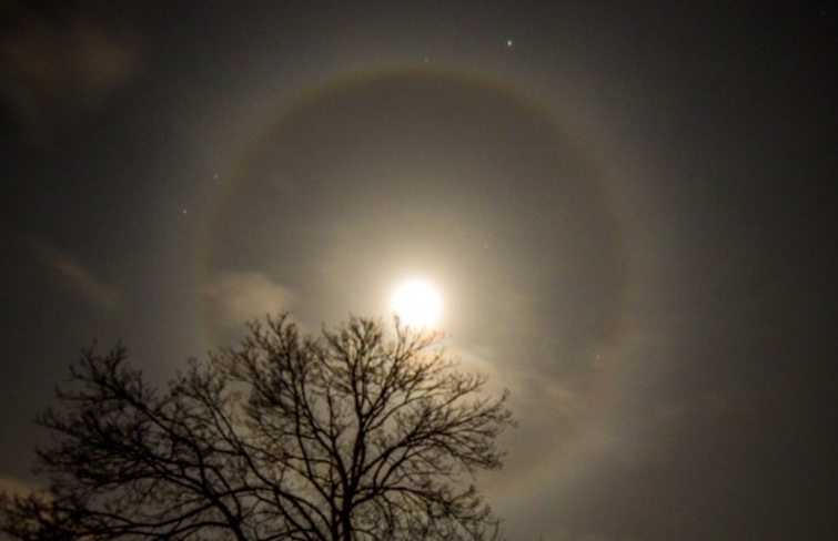 Halo lunar fotografiado desde Letonia (5-febrero)