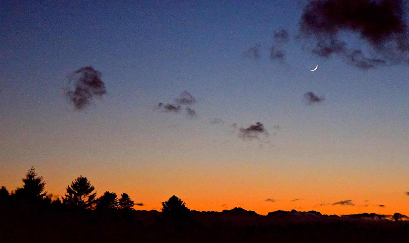 Foto de la Luna creciente tomada al anochecer en Albrechts, Alemania