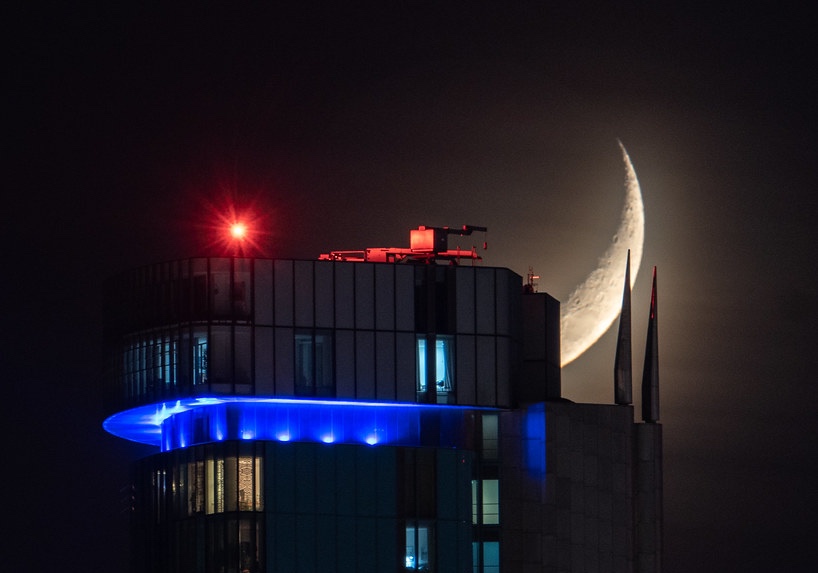 La puesta de la Luna creciente captada desde Birmingham, Inglaterra