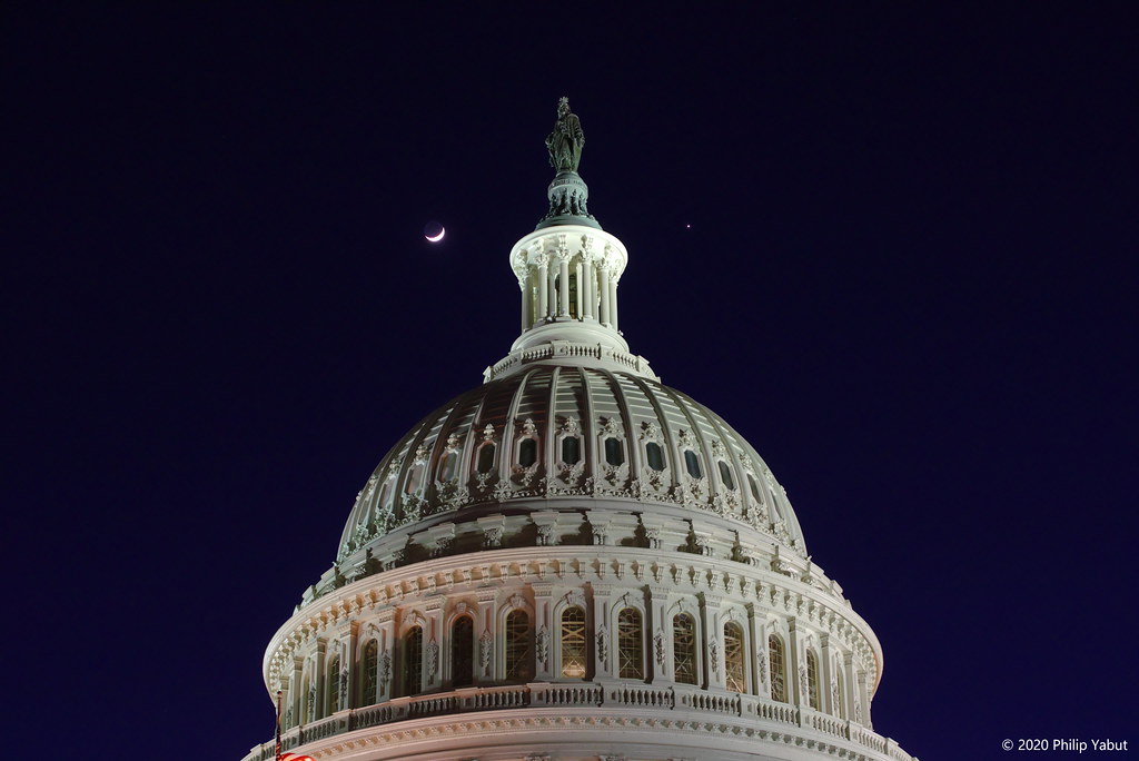 Foto de la Luna y Venus captados sobre el Capitolio en Washington D. C.