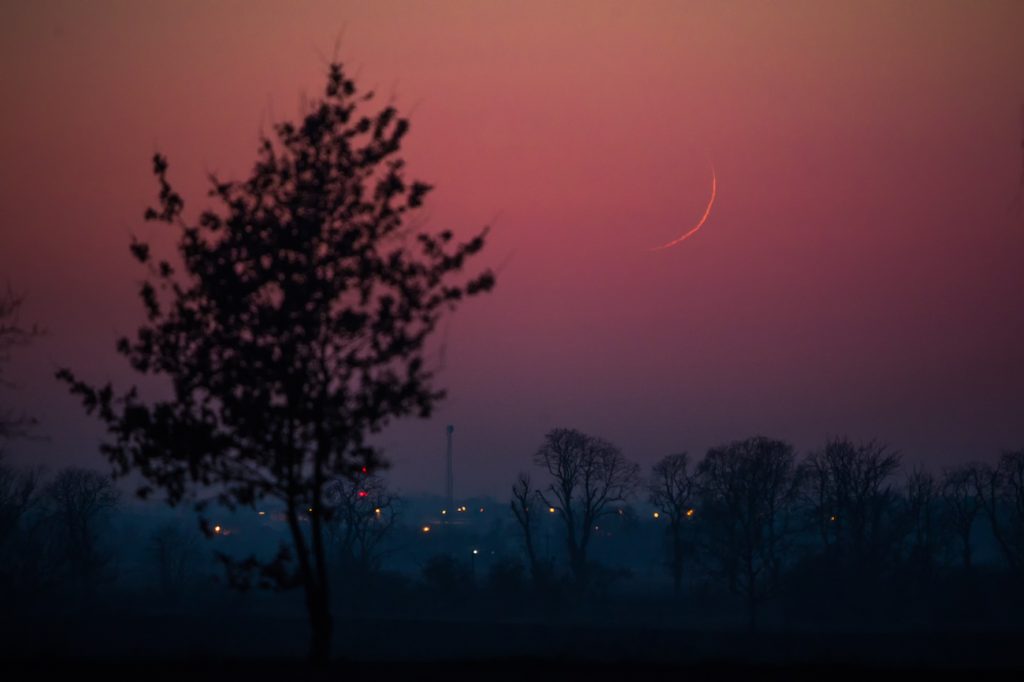 La Luna creciente fotografiada desde Wolwark, Polonia