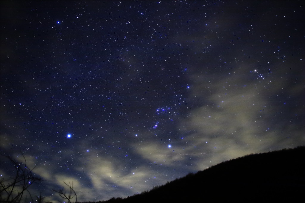 Foto de la estrella Sirius y la constelación de Orión tomada desde Italia