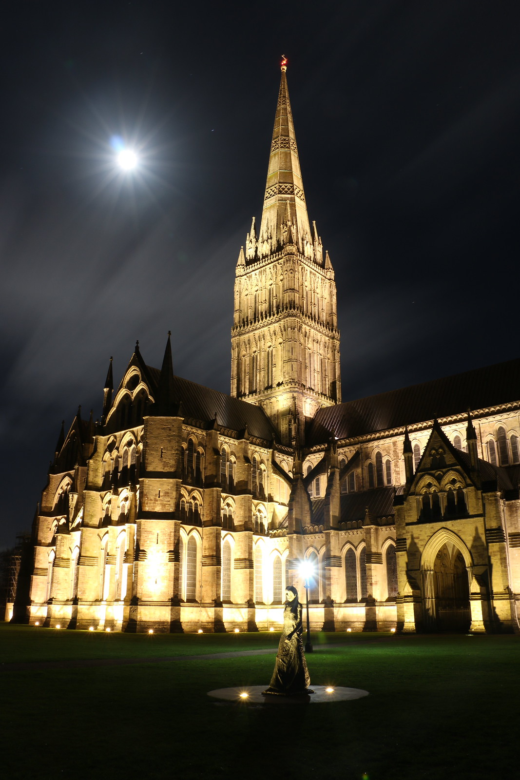 Foto de la Luna y la Catedral de Salisbury, Inglaterra