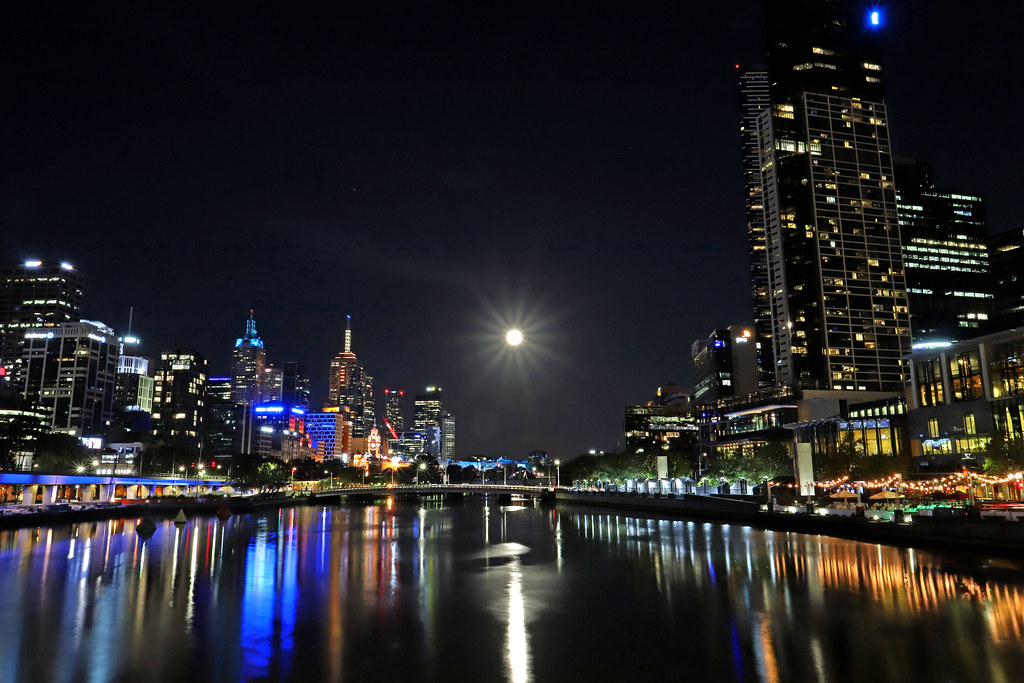 La Luna fotografiada desde la ciudad de Melbourne, Australia