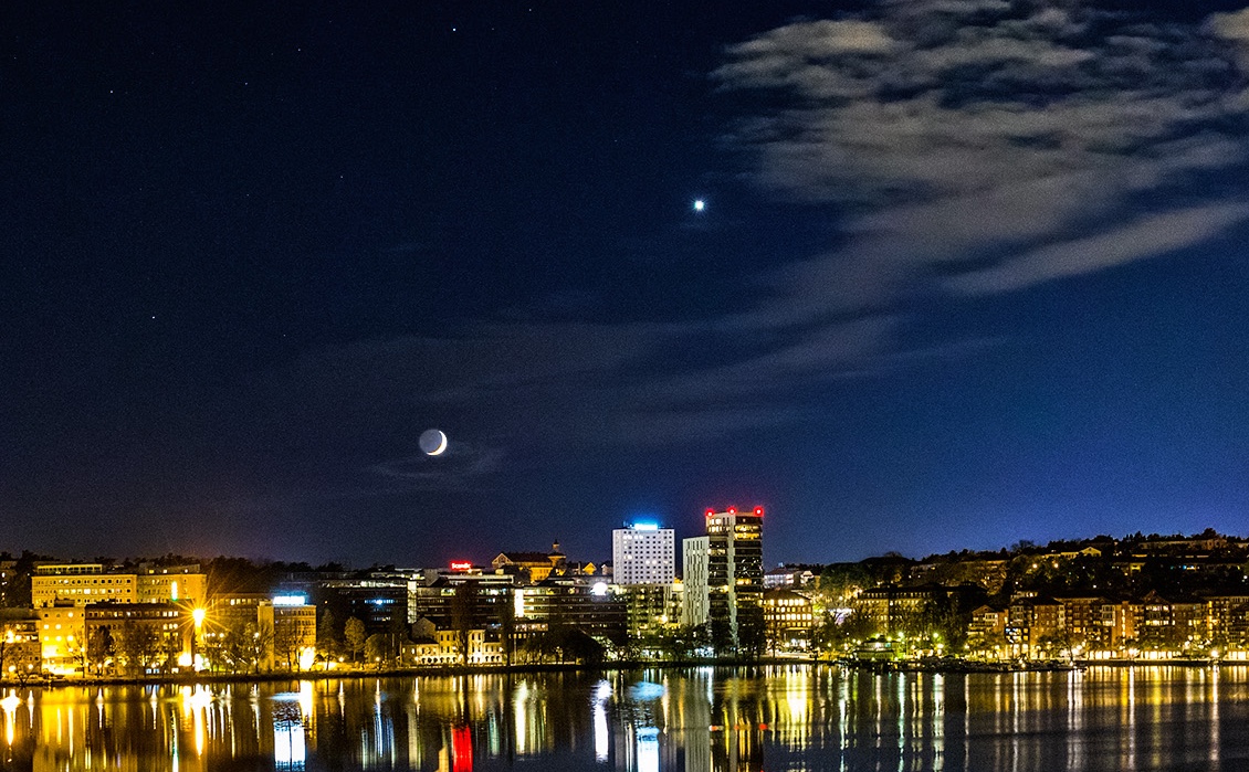 La Luna y Venus captados sobre Estocolmo, Suecia