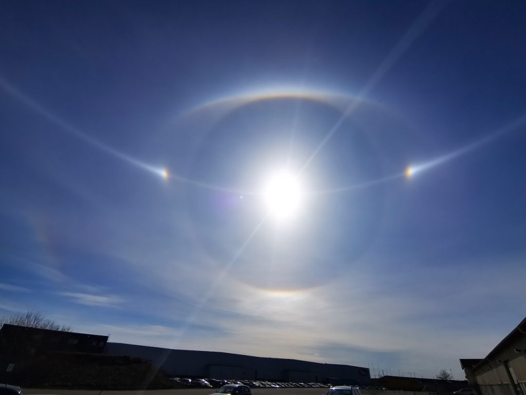 Imagen de un halo solar, dos parhelios y un arco tangente superior