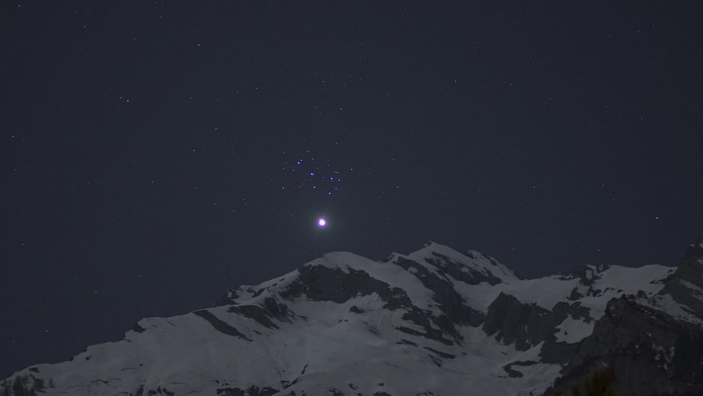 Venus y las Pléyades fotografiados desde Vétroz, Suiza