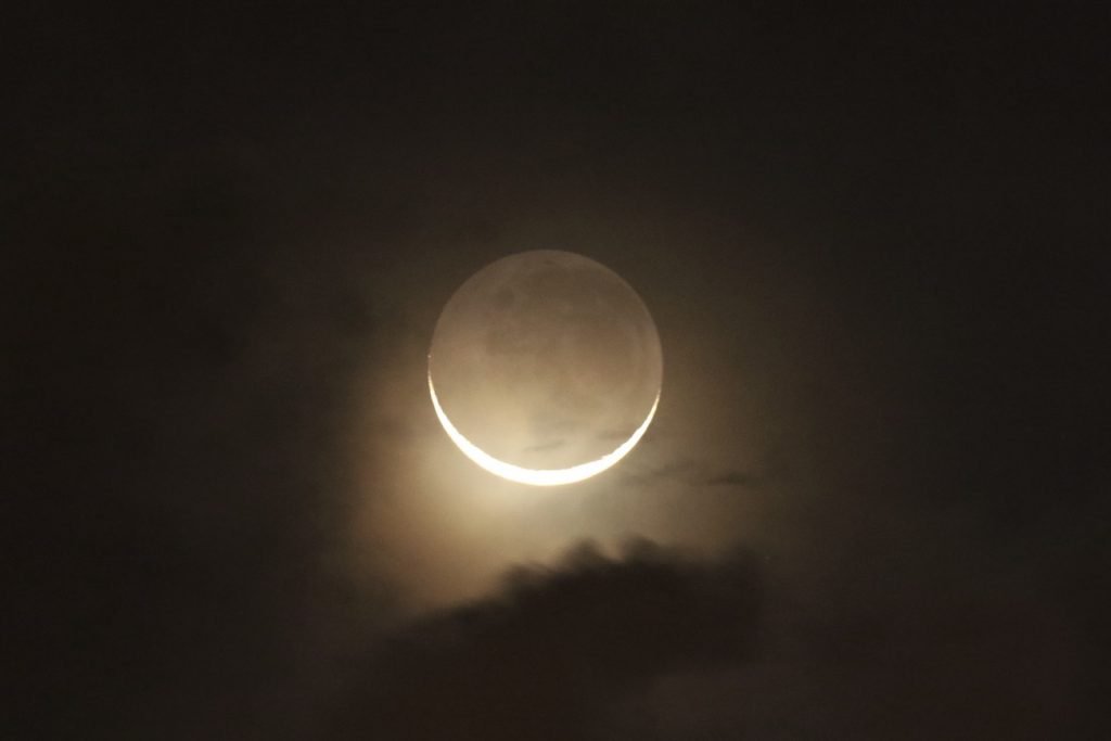La Luna creciente captada desde Tutong, Brunéi