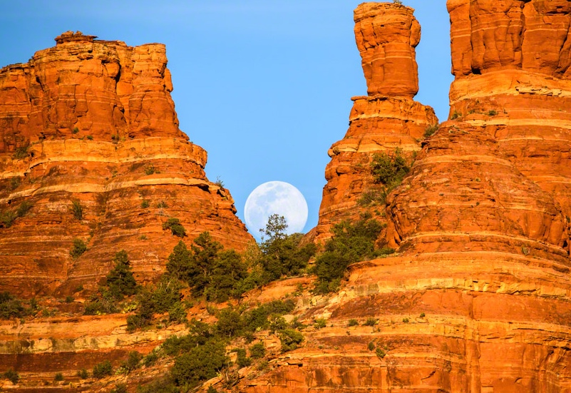 La salida de la Luna captada desde Sedona, Arizona