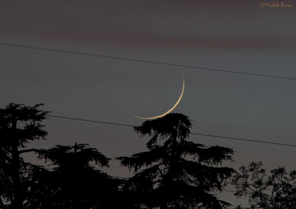 Imagen de la Luna creciente tomada desde Casalecchio di Reno, Italia