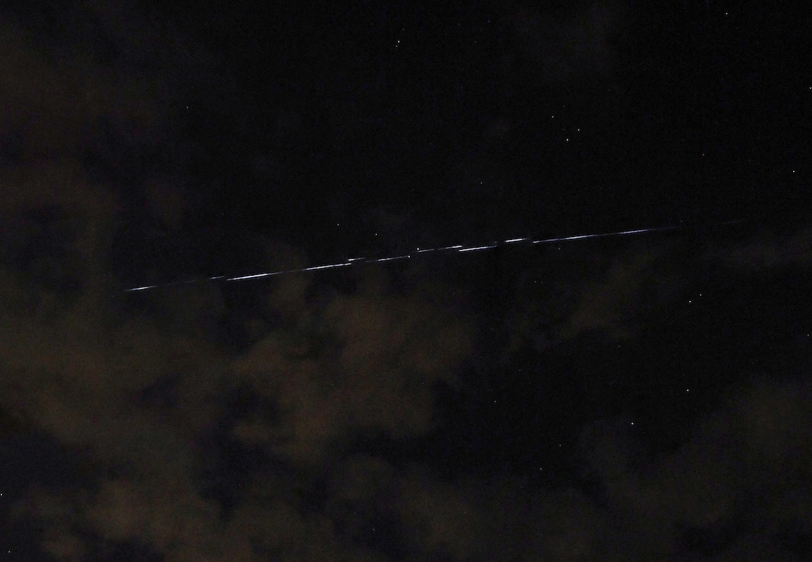 El paso de satélites Starlink captado desde Cassà de la Selva, Girona