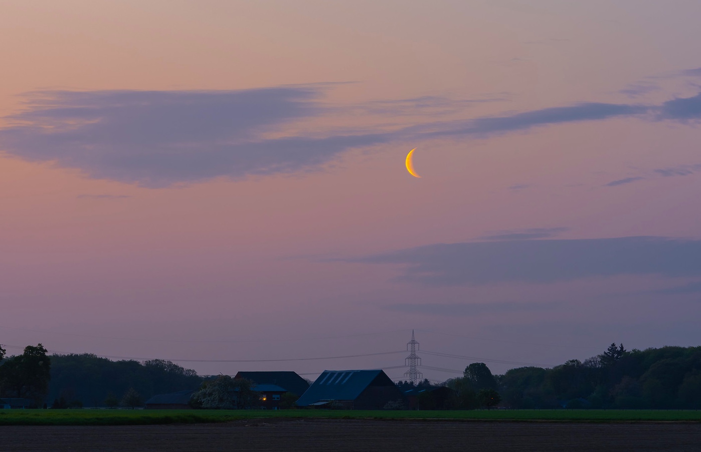 La Luna menguante fotografiada desde Kehn, Alemania