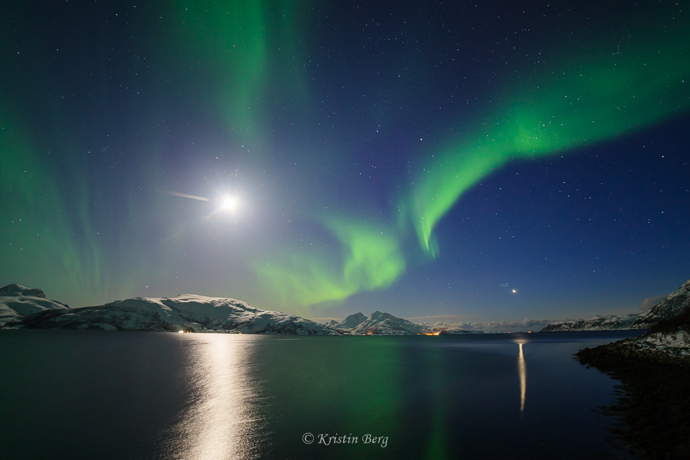 Foto de la Luna, Venus, las Pléyades y auroras boreales, tomada desde Noruega