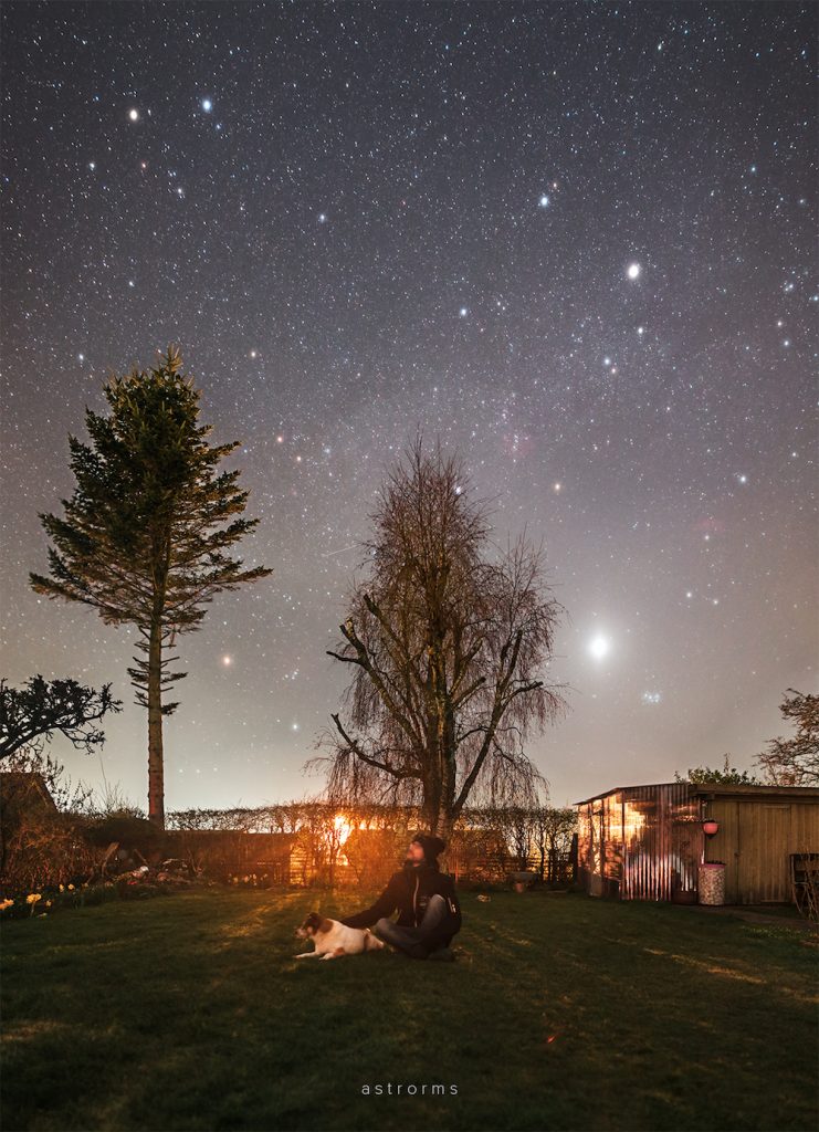 Foto de Venus y las Pléyades tomada desde Nykøbing Mors, Dinamarca