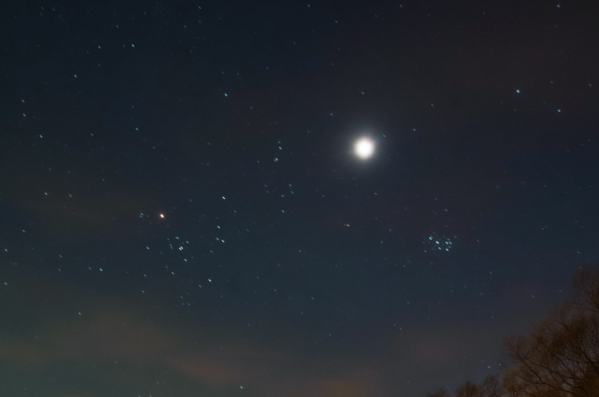 Foto de Venus, Aldebarán y las Pléyades, tomada desde Eslovaquia