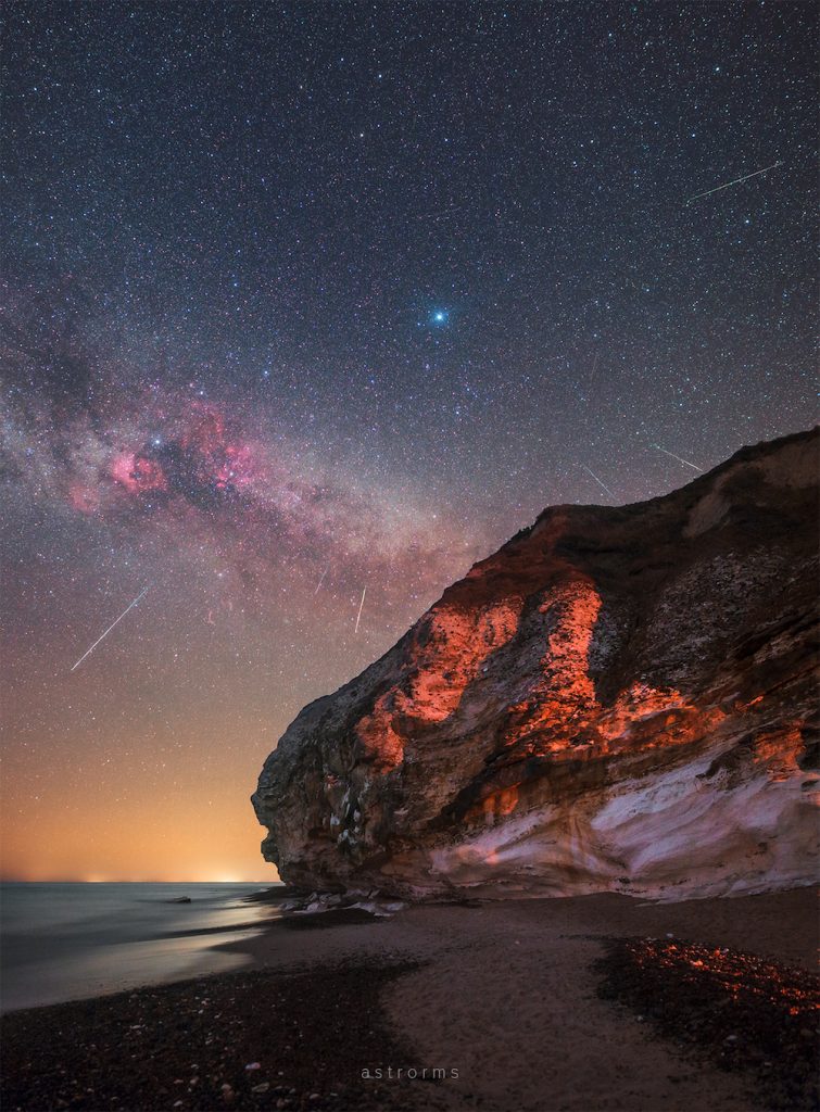 Imagen de Líridas y la Vía Láctea tomada desde Bulbjerg, Dinamarca