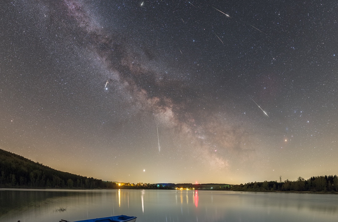 Imagen de líridas y la Vía Láctea tomada desde República Checa
