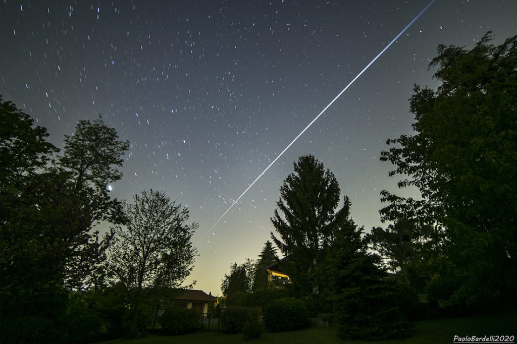 Imagen del paso de la flotilla de satélites Starlink 6 tomada desde Italia