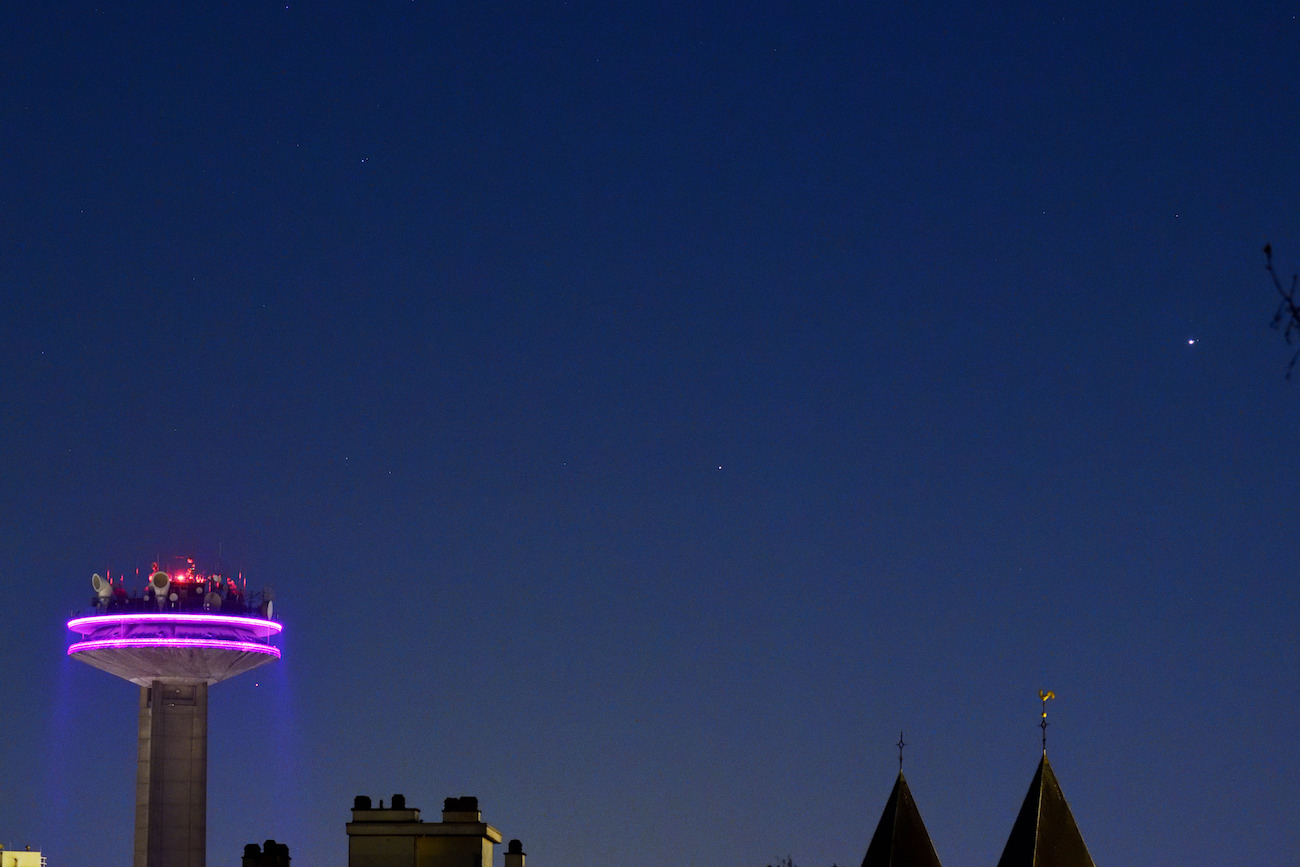 Imagen de Marte, Saturno y Júpiter tomada desde Bruselas, Bélgica
