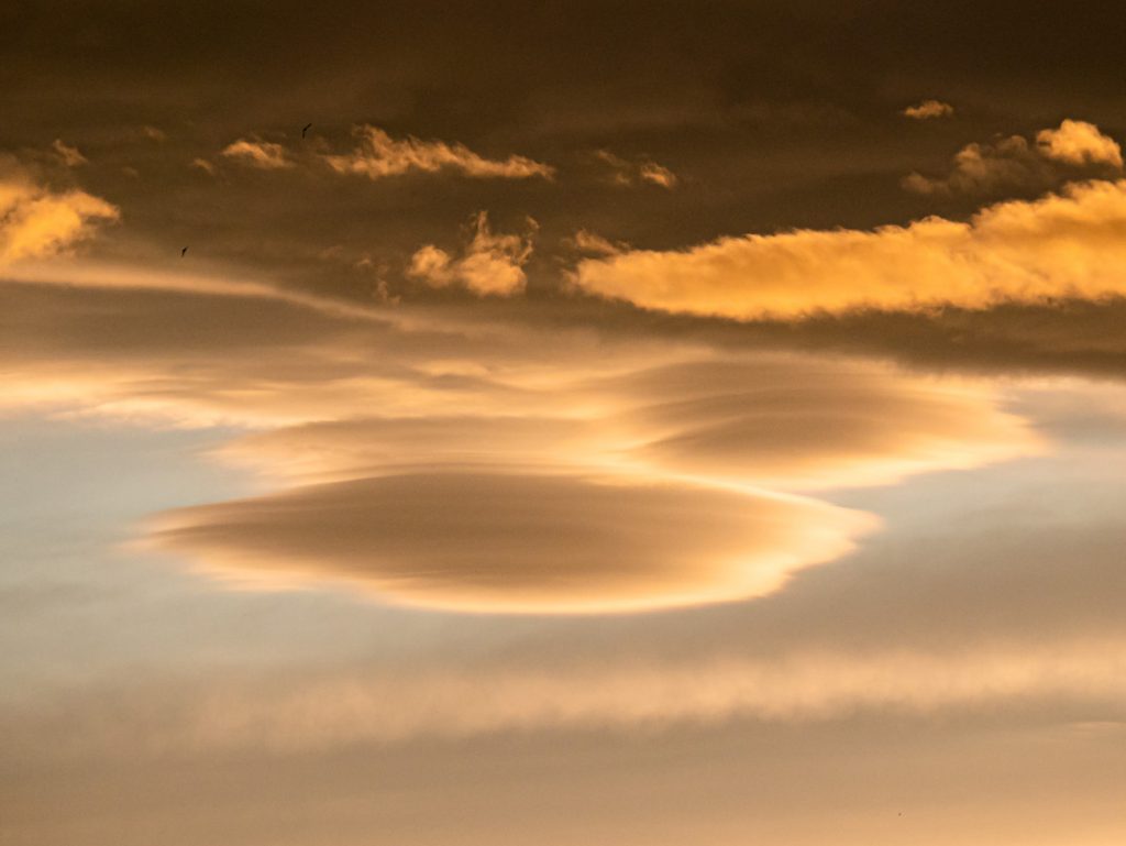 Nubes lenticulares fotografiadas al atardecer en Zaragoza, España