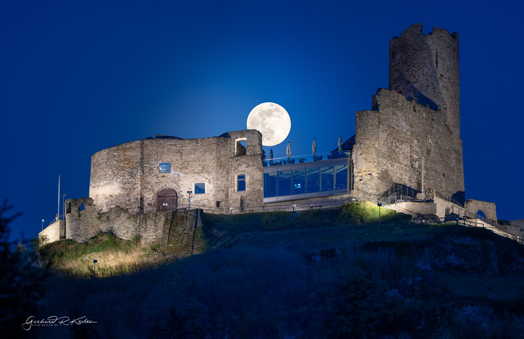 Foto de la Luna llena y el Castillo de Landshut, Alemania