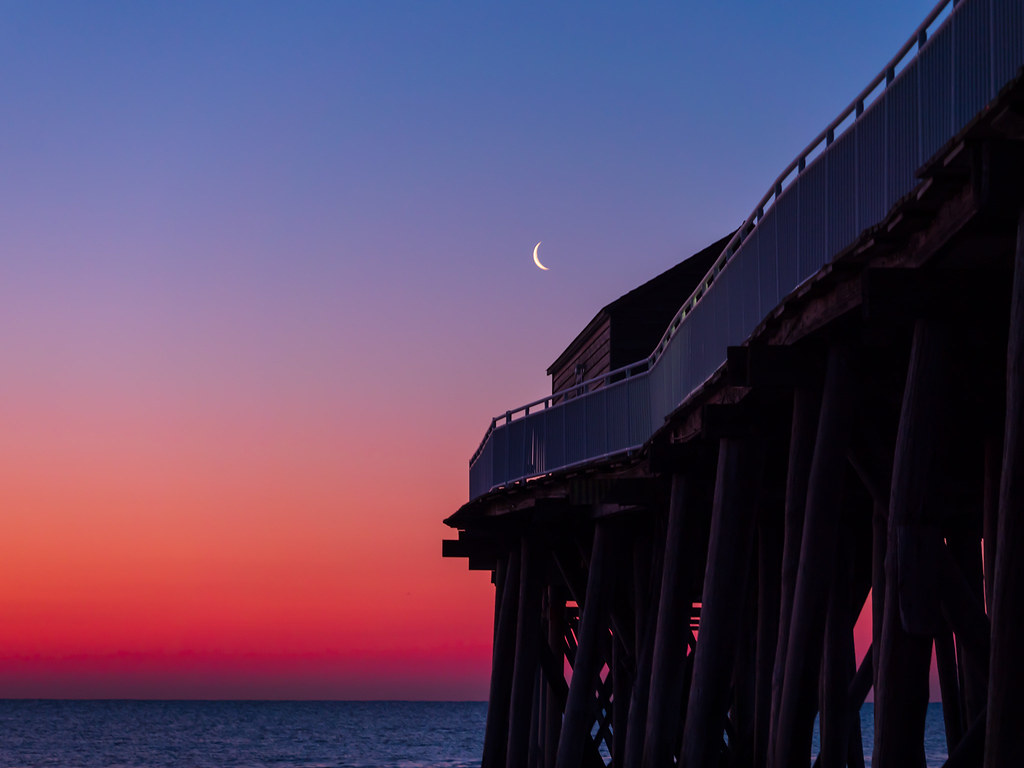 Fotografía de la Luna menguante tomada desde Belmar, Nueva Jersey