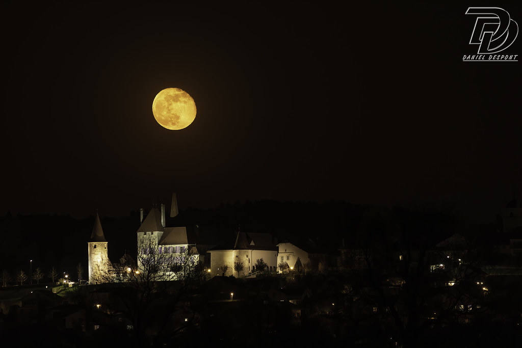 La Luna fotografiada desde Avenches, Suiza