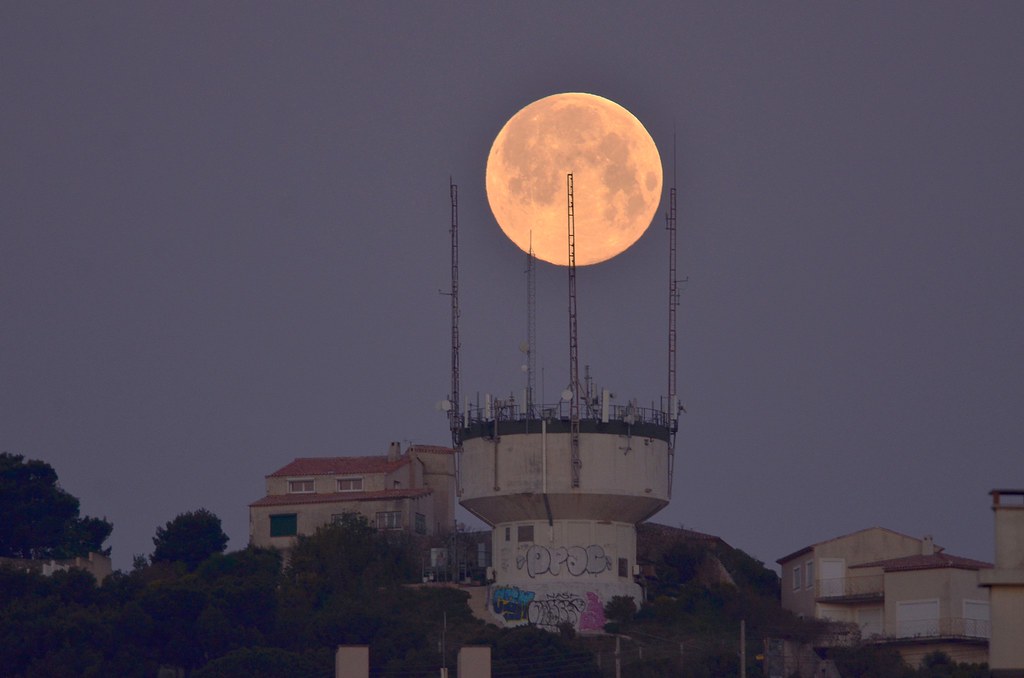La puesta de la Luna fotografiada desde Marsella, Francia