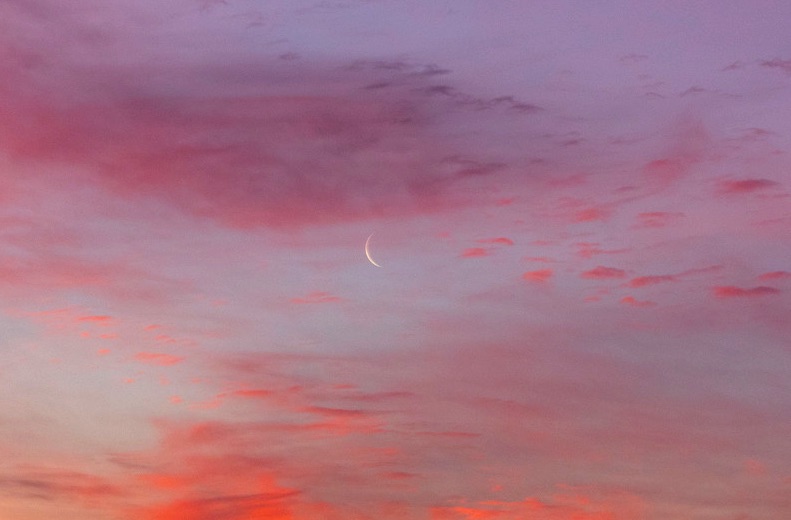 La Luna menguante captada al amanecer en Belleville, Ontario