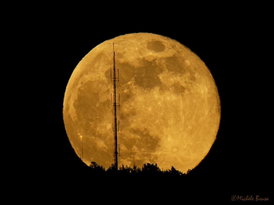 La salida de la Luna fotografiada desde Casalecchio di Reno, Italia