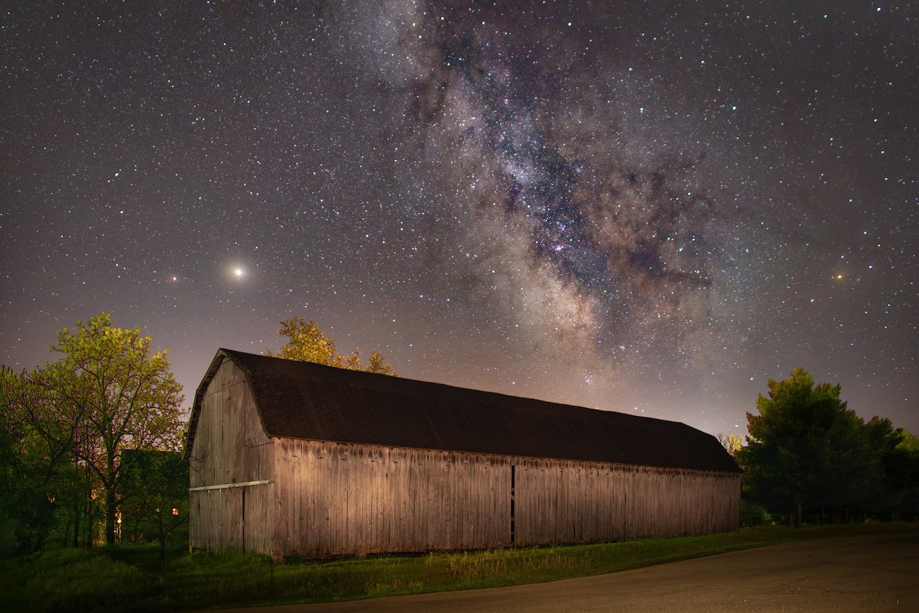 Imagen de Saturno, Júpiter y la Vía Láctea