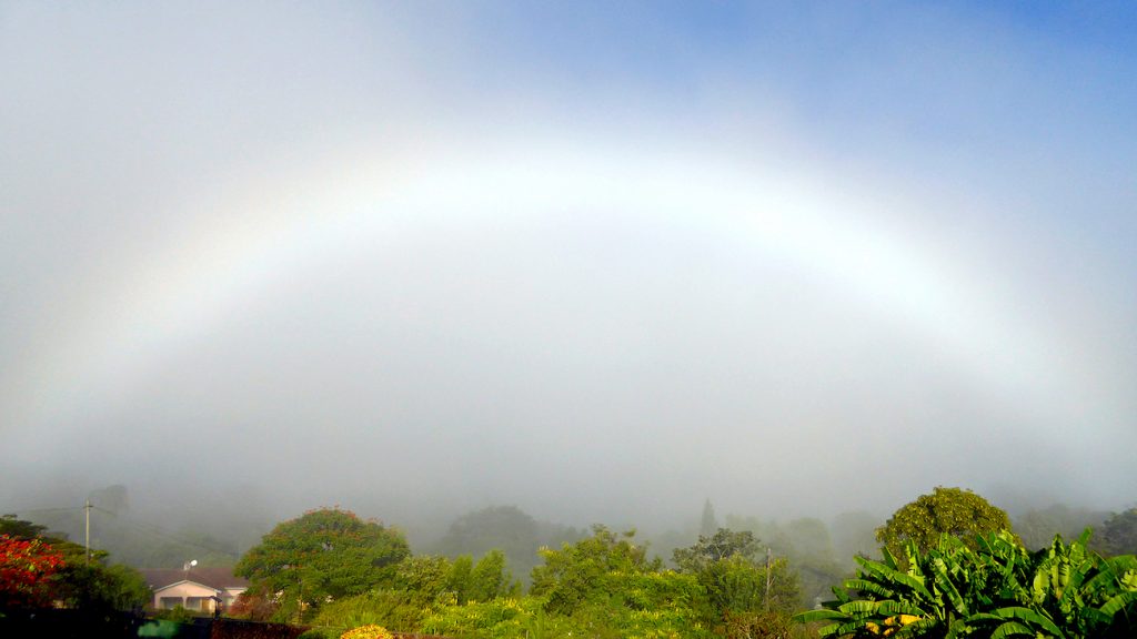 Fotografía de un arco de niebla tomada desde Zimbabue