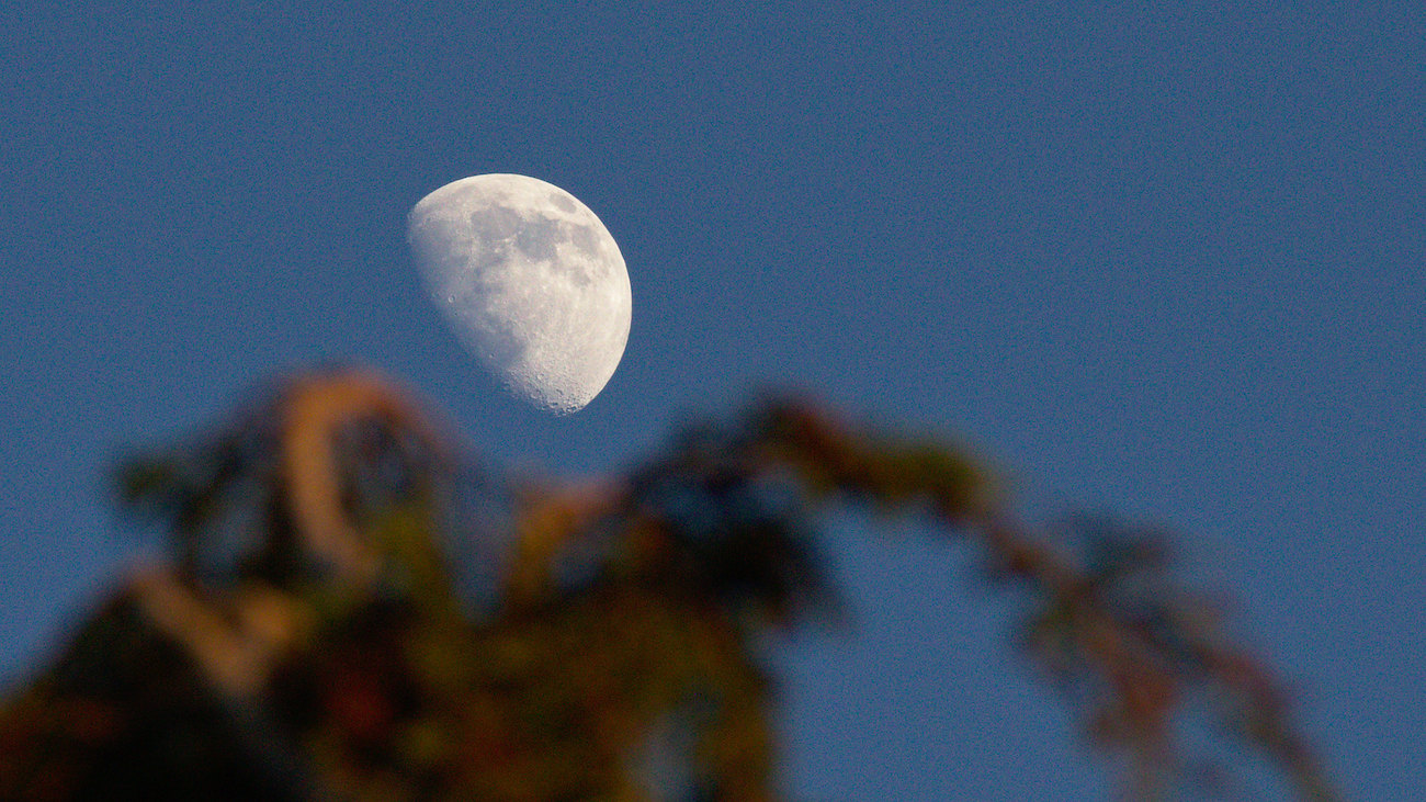 La Luna gibosa creciente fotografiada desde Londres, Inglaterra
