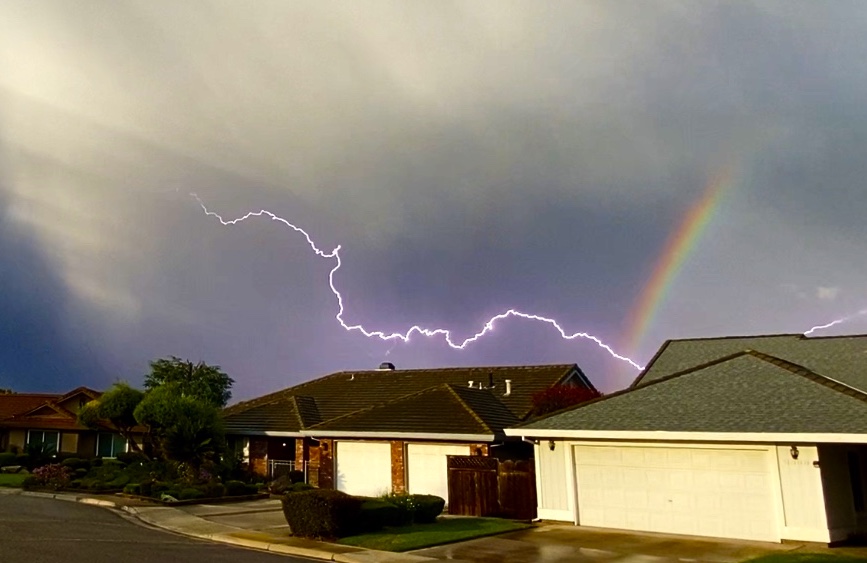 Foto de una tormenta eléctrica y un arcoíris tomada desde California