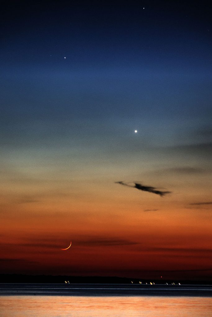 La Luna creciente fotografiada desde Virginia, Estados Unidos