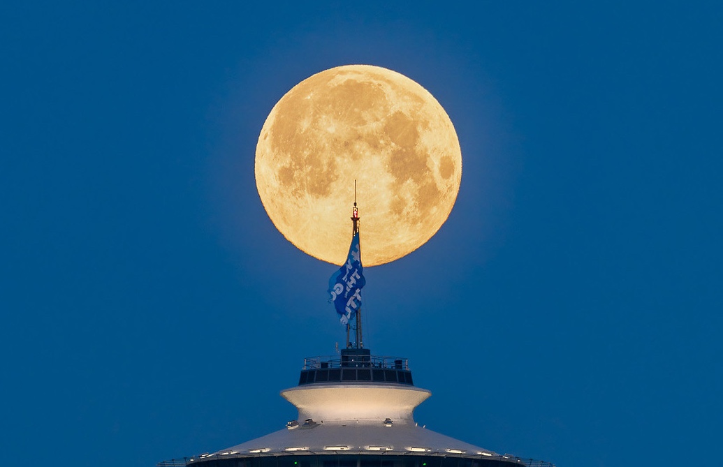 Foto de la Luna tomada desde Seattle, Washington