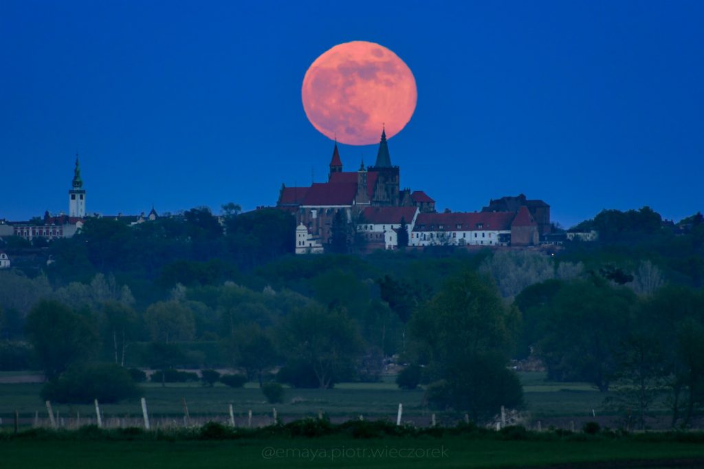 Foto de la Luna llena tomada desde Chełmno, Polonia