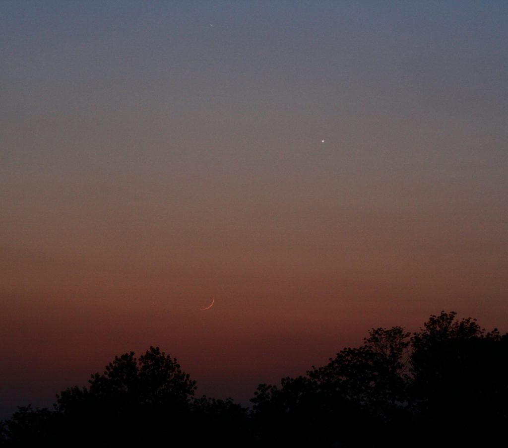 La Luna creciente fotografiada desde Missouri, Estados Unidos