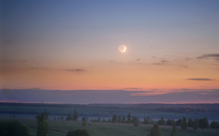 La Luna creciente captada desde Nizhny Nóvgorod, Rusia
