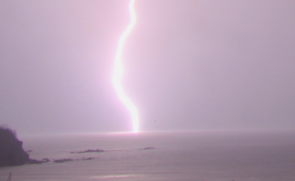 Foto de una tormenta eléctrica tomada desde Yuzhno-Morskoy, Rusia