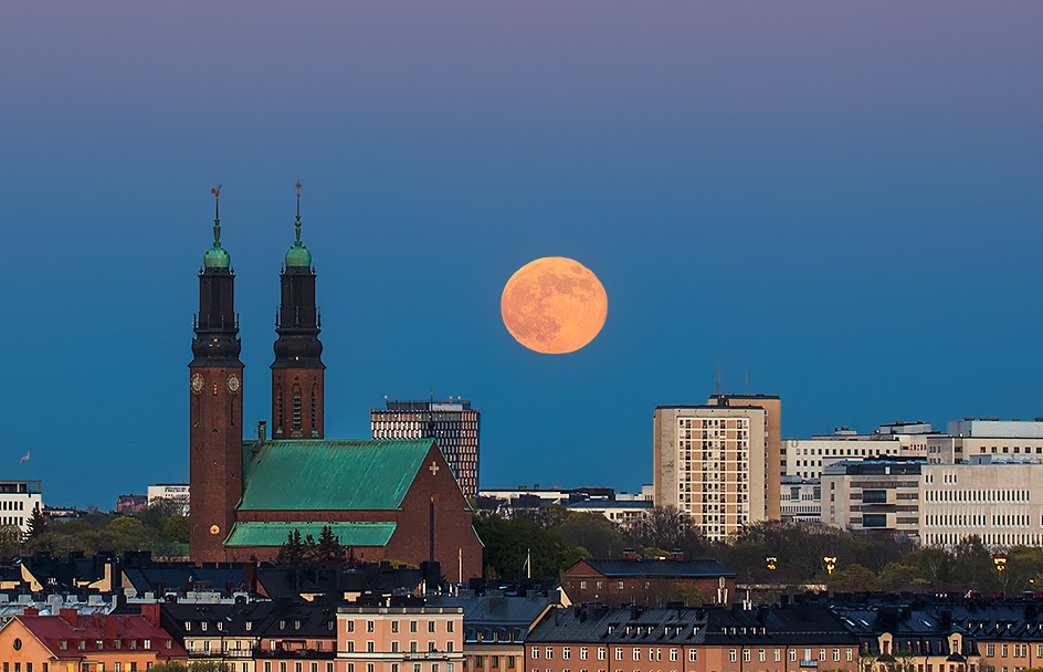 Foto de la Luna tomada desde Estocolmo, Suecia