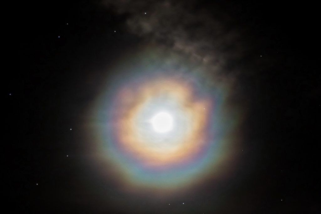 Corona lunar fotografiada desde Barcelona (3 de mayo)