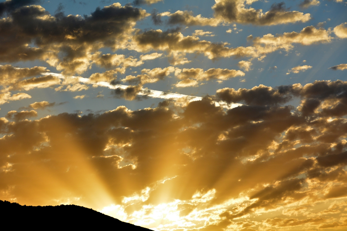 Rayos crepusculares captados desde Yunquera, Málaga