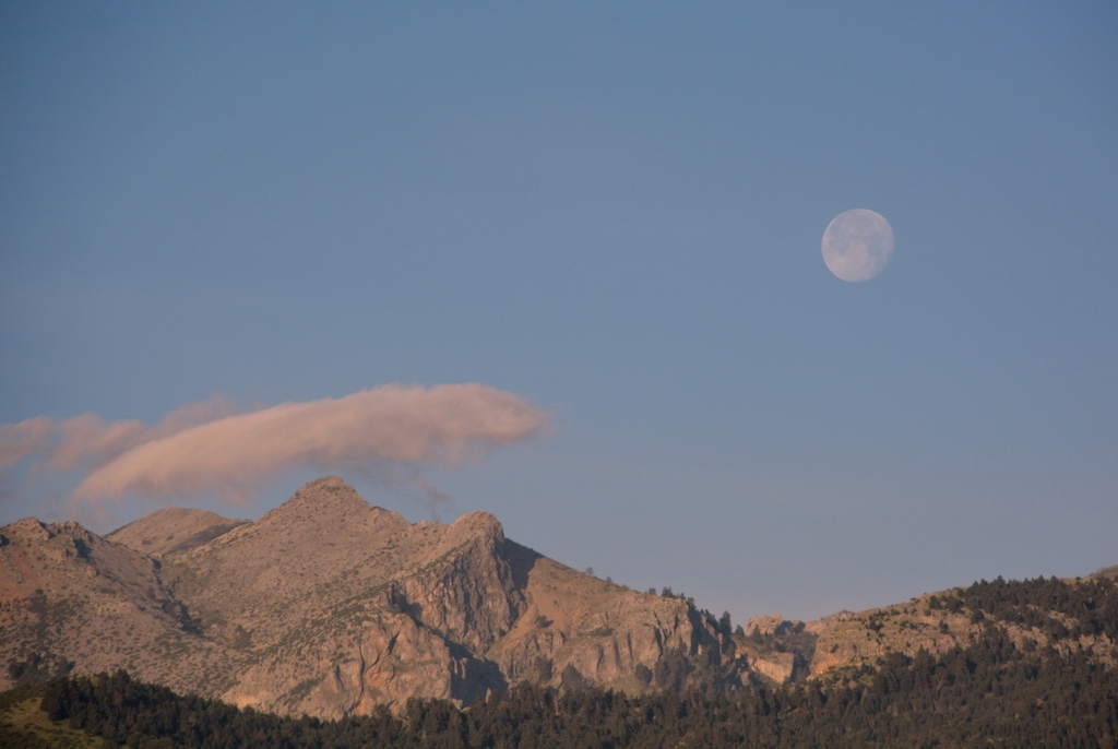 La Luna fotografiada al amanecer en Yunquera, Málaga