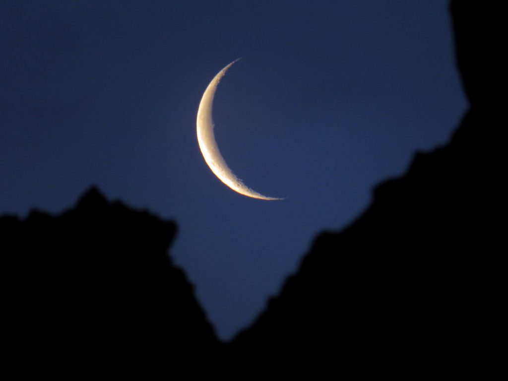 La salida de la Luna menguante captada desde Colera, Girona