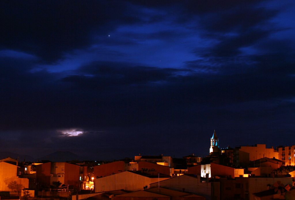 Fotografía de Venus y una tormenta tomada desde Cassà de la Selva, Girona