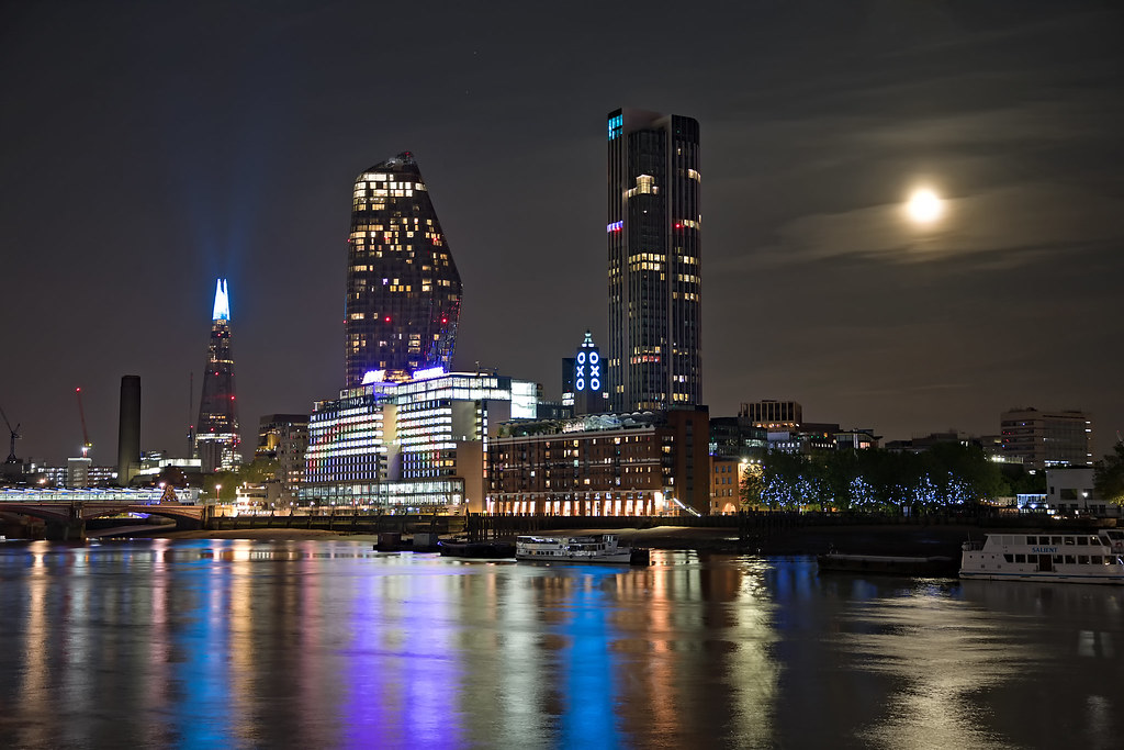 Foto de la Luna tomada desde Londres, Inglaterra